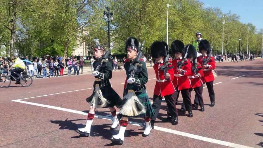 London: Changing of the Guard Walking Tour - Why This Tour Works Better Than Standing by One Gate