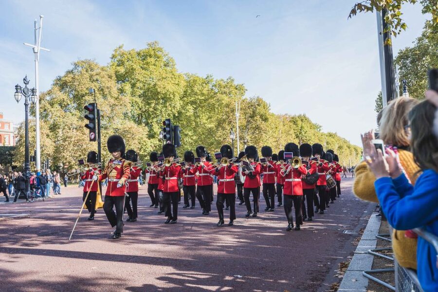 London: Changing of the Guard Walking Tour - Meeting at Piccadilly Circus and Getting the Right Start