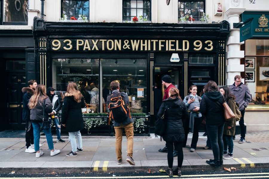 London: Cheese Walking Tour with Tastings - Getting started at Green Park, finding the blue-flag guide