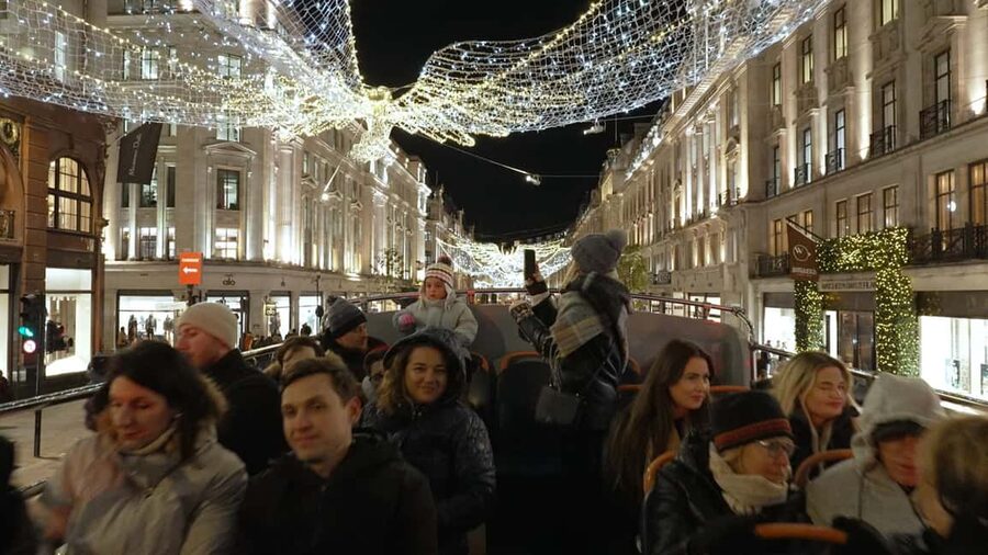 London: Christmas Lights Nighttime Bus Tour with Live Guide - How the live guide changes the whole experience