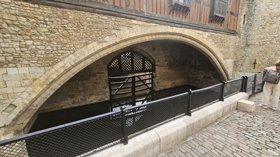 London: Easy Access Tower of London and Crown Jewels Tour - Tower of London Highlights: Architecture First, Then the Grim Stories