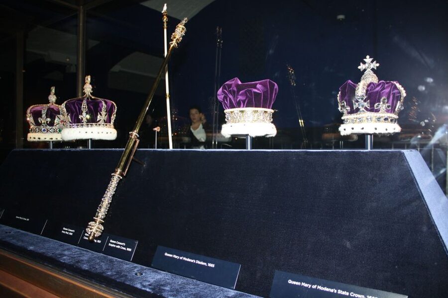 London: Easy Access Tower of London and Crown Jewels Tour - The Execution Site and Ann Boleyn: Where History Gets Personal