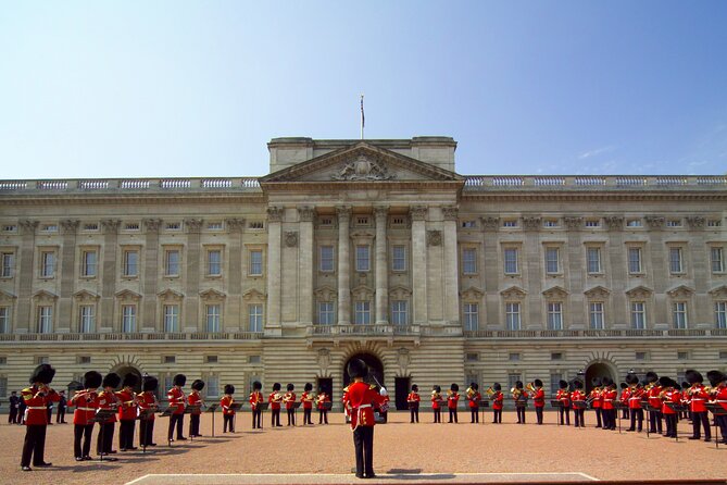 London Essential 2 hour introductory Walking Tour With a Londoner - Buckingham Palace From the Gates, History and the Best Instagram View