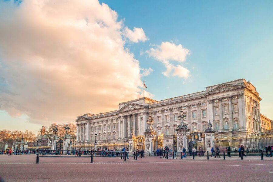 London: Full-Day London Bus Tour - Thames River boat ride: your reset button between big stops