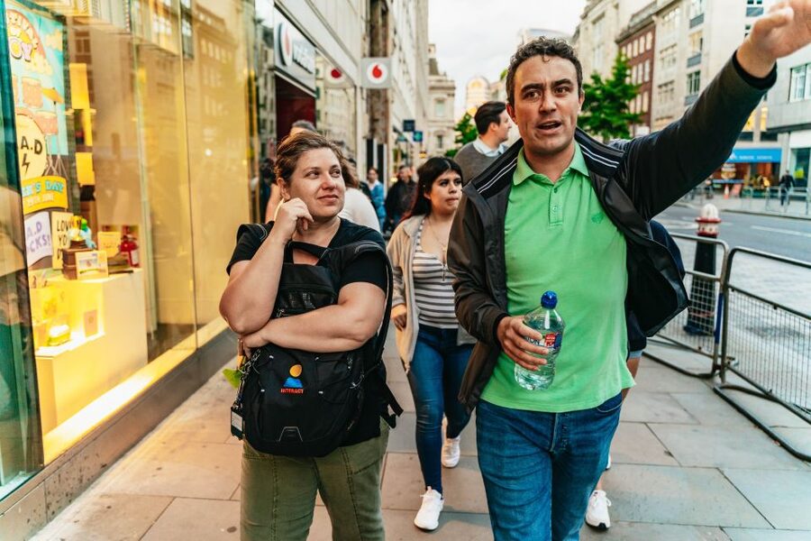 London: Ghastly Ghosts 2-Hour Walking Tour - What the guide style adds (and why George gets so many high marks)