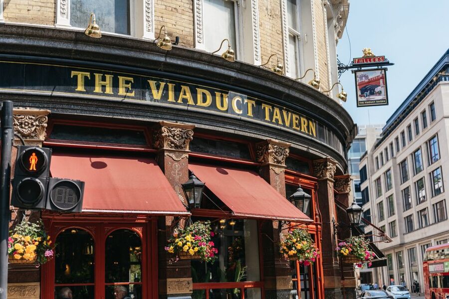 London: Historic Pubs of Central London Walking Tour - Where Dickens fits in, and why that connection works
