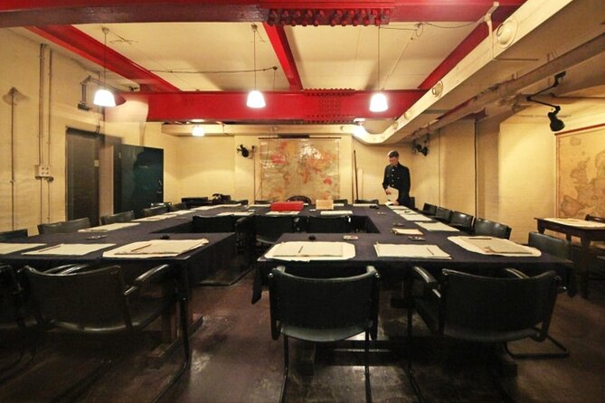 London in WW2 Walking Tour with Churchill War Rooms Visit - Horse Guards Parade and the mounted cavalry photo moment