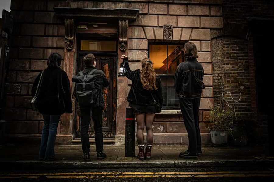 London: Interactive Jack the Ripper Walking Tour - Guide style: why names like Tyson, Saadia, Alex, Sam, Sadie, and Sarah keep showing up