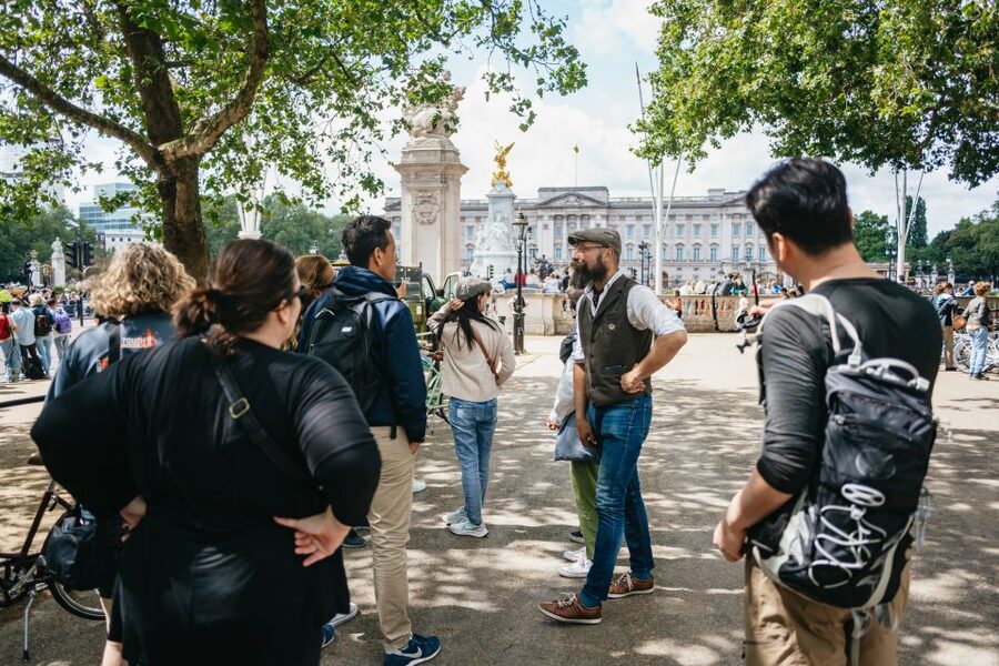 London: Landmarks & Secrets Bike Tour with Pub & Street Art - Big Ben, Westminster Abbey, and the Westminster Backstreets Feel