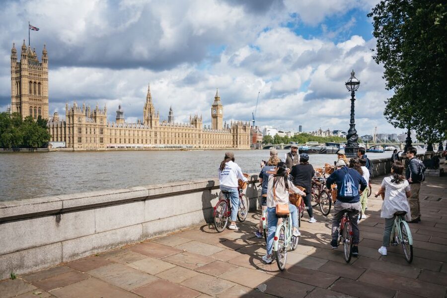 London: Landmarks & Secrets Bike Tour with Pub & Street Art - St James’s Park, Buckingham Palace, and the Guards Vibe