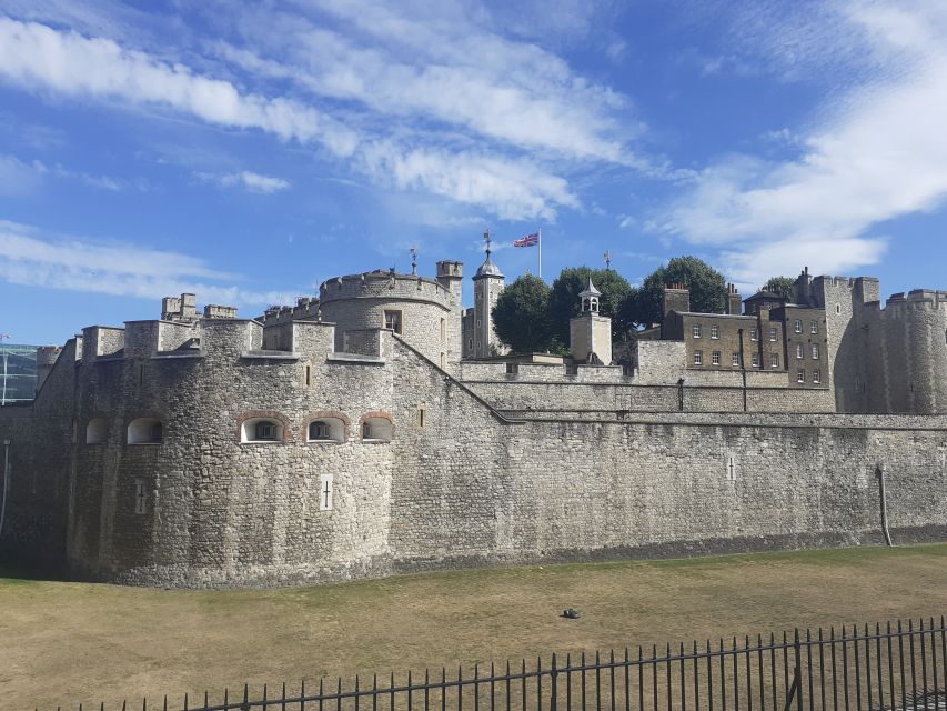 London: Medieval History Walking Tour from The Tower - Southwark Cathedral and the other side of the story