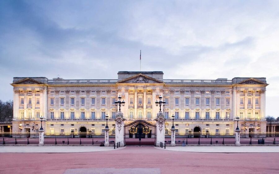 London: Palaces and Parliament Walking Tour - Trafalgar Square: the civic square after the royal one