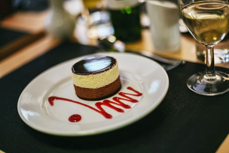 London: River Thames Dinner Cruise - Live singer + optional dancing, the best kind of energy