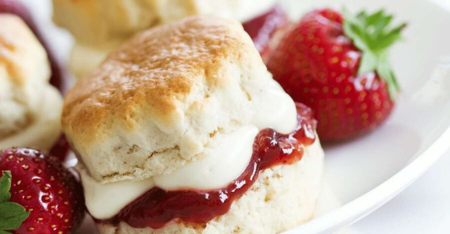 London: Royal Hampton Court Guided Tour with Afternoon Tea - Why Hampton Court Works as a London Day Trip