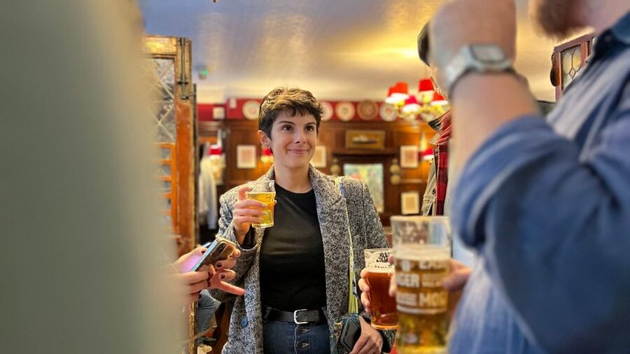 London: Royal Historic Pubs Walking Tour - Starting at Piccadilly Circus, then walking straight into royal London