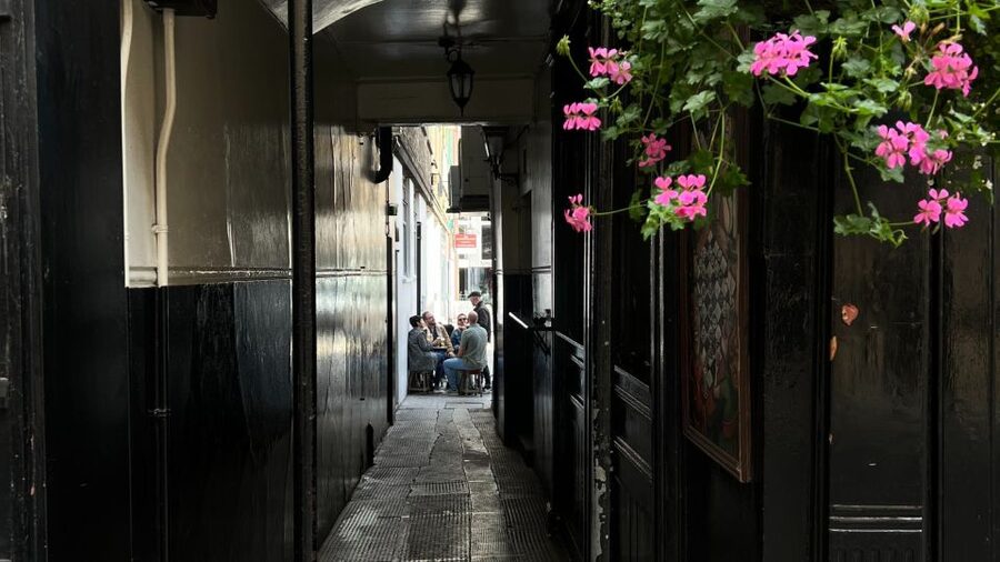 London: Royal Historic Pubs Walking Tour - Four royal pubs, and why this is more than just drinking