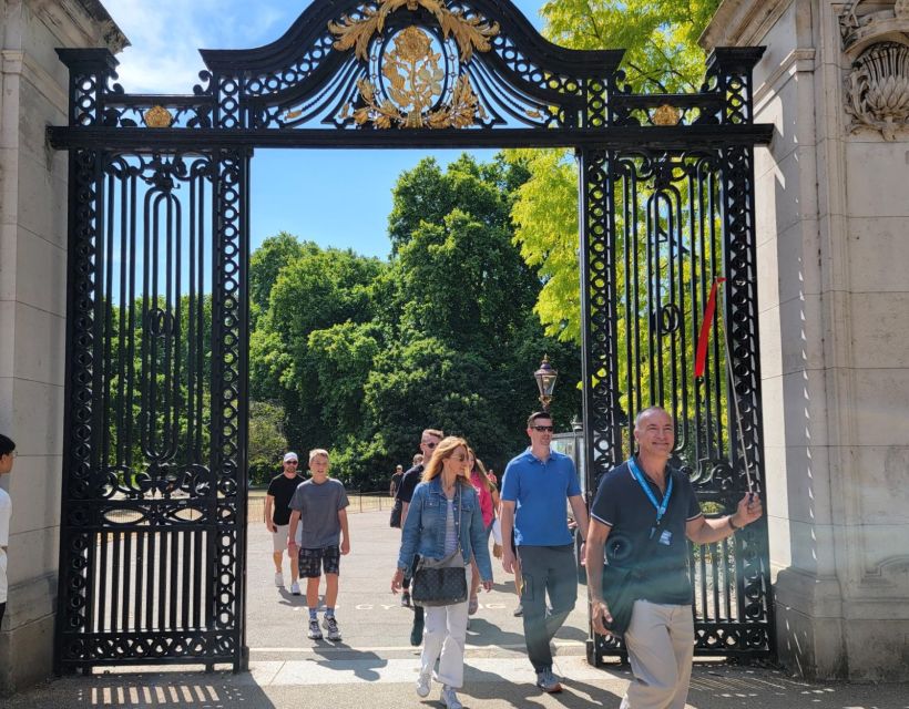 London: Royal Walking Tour and Buckingham Palace Audio Tour - The audio guide inside: best use strategy for your 105 minutes