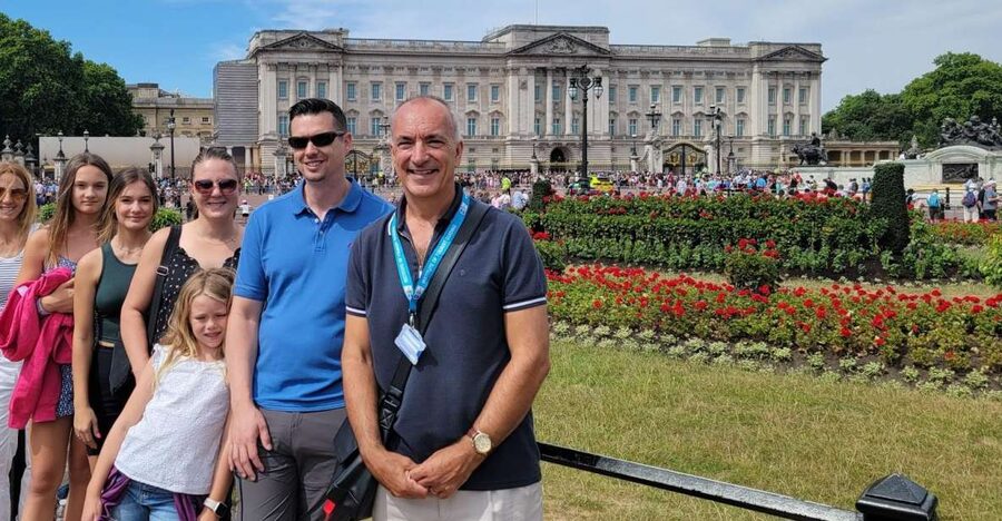 London: Royal Walking Tour and Buckingham Palace Audio Tour - St. James Park and The Mall: where the stories make the skyline make sense
