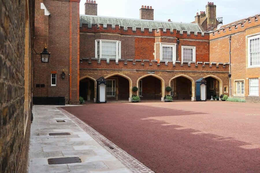 London: Royal Walking Tour with Guard Change & Royal Mews - Starting at Canada Gate, where the walk really begins