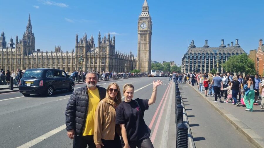 London: Sightseeing Black Cab Tour with Hotel Pickup - Tower Bridge and the Parliament line, built for photo timing