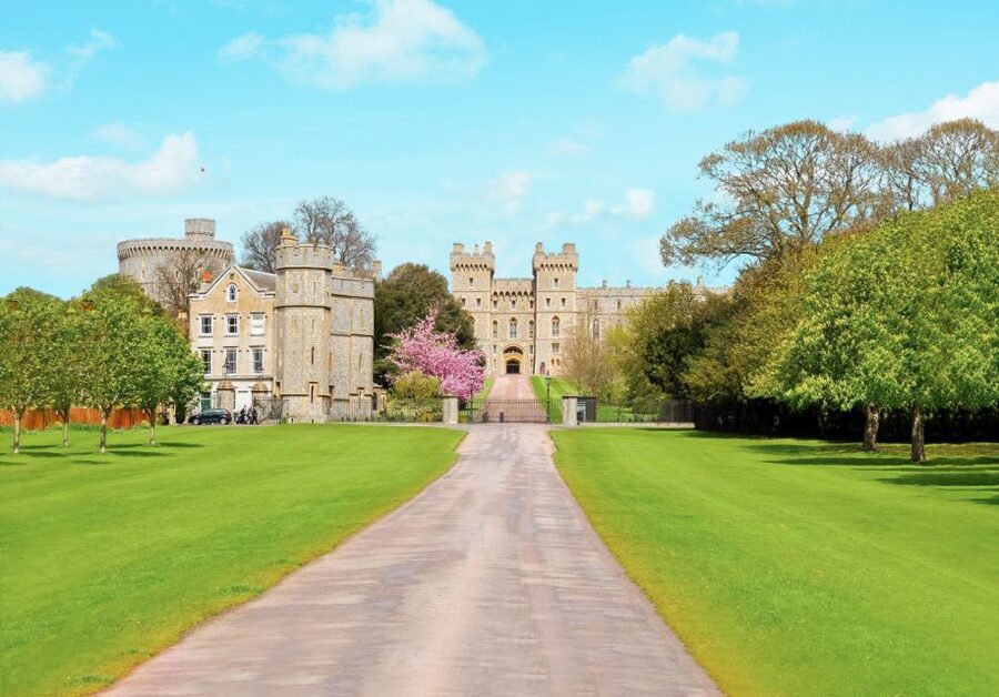 London: Stonehenge, Windsor, and Bath Day Trip by Bus - Stonehenge on Salisbury Hill: what to expect when crowds and cold show up