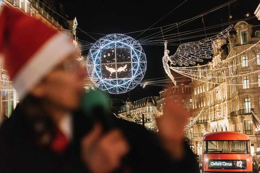 London: Tootbus Christmas Lights Tour incl walking tours - The guide, the 10-language audio, and the Tootbus app experience