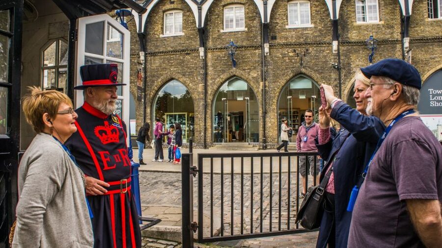 London: Tower of London & Changing of the Guard Experience - Changing of the Guard: how to get a great view without losing your day