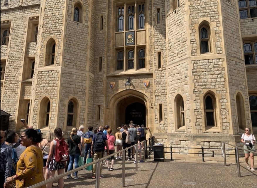 London: Tower of London Guided Tour with Boat Ride - First stop: meeting points that keep your day from slipping