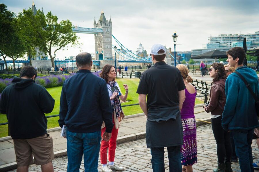 London: Tower of London, Thames Boat & Changing of the Guard - Buckingham Palace photo time and the balcony wave moment