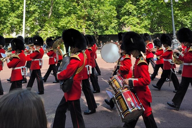 London: Westminster Abbey, Big Ben & Changing of the Guards Tour - Buckingham Palace exterior: the big moment, minus the palace entry