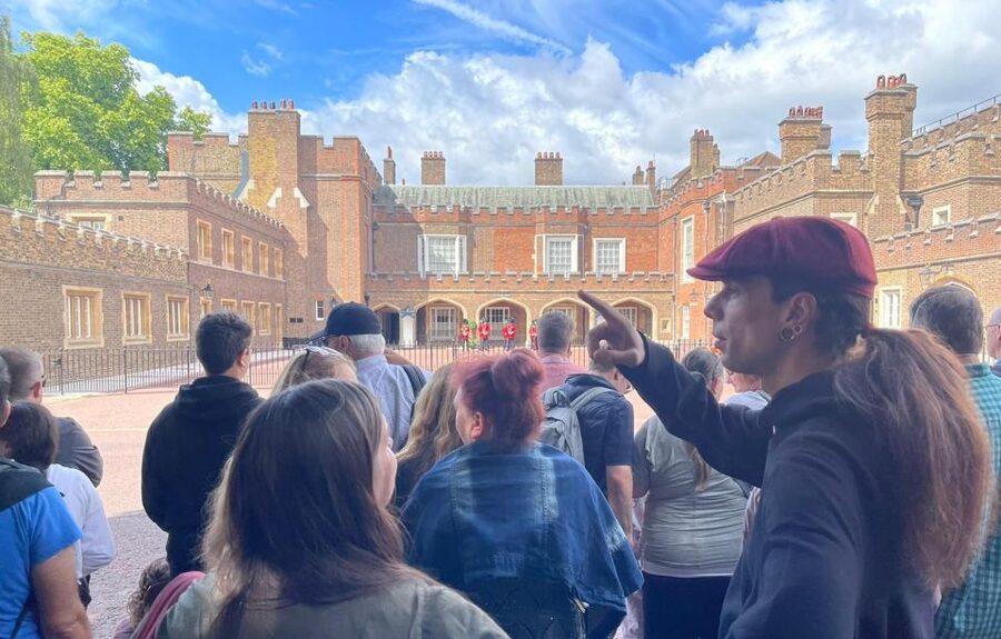 London: Westminster and Changing of the Guard Tour - Starting at the Green Park Ritz Corner, then straight to Buckingham Palace
