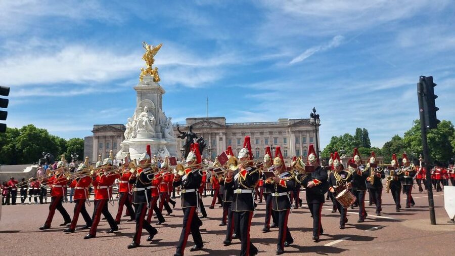 London: Westminster and Changing of the Guard Tour - Pace and practical prep for a 2 to 2.5 hour royal walk