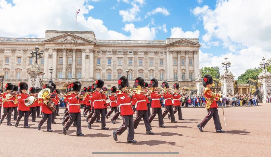 London: Westminster and Changing of the Guard Tour - Price and value around $24.25 for a guided Westminster circuit