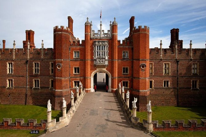 London, Windsor Castle, Hampton Court Palace with Free Snack Pack - A one-day royal sweep: what the day really feels like