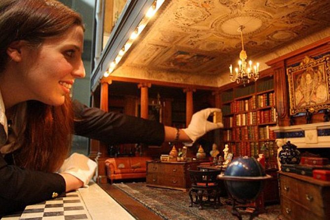 London, Windsor Castle, Hampton Court Palace with Free Snack Pack - Coach ride insights and why the guide style matters