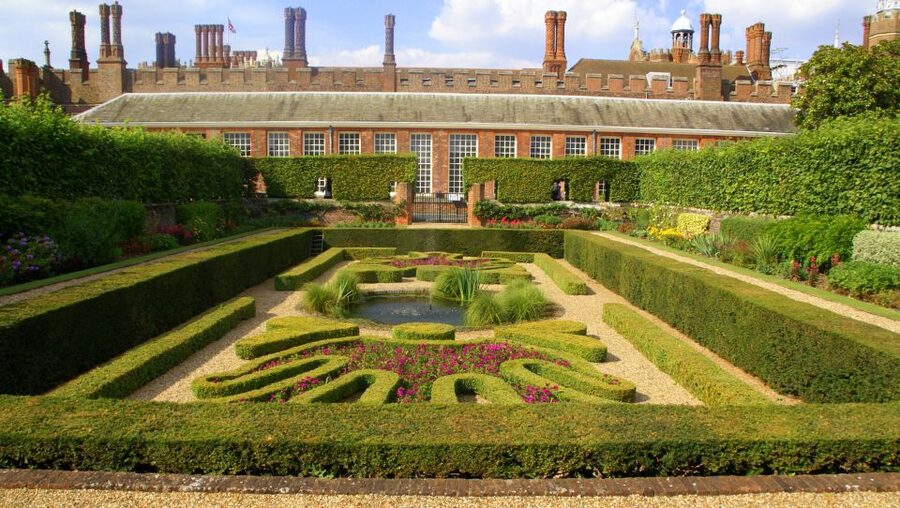 London: Windsor Castle & Henry VIII's Hampton Court Palace - St George’s Chapel timing, State Apartment closures, and special Windsor dates