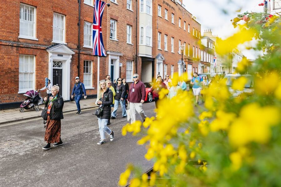 London: Windsor Castle, Stonehenge & Bath Full-Day Tour - Coach comfort, headsets, and how the guides drive the day