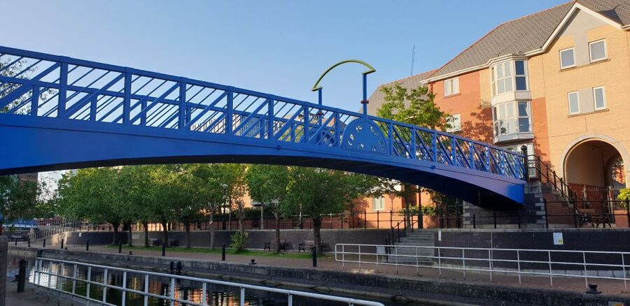 Manchester: Media City & The Quays Guided Walking Tour - Lowry Arts Centre and Imperial War Museum North, art and memory in one stroll