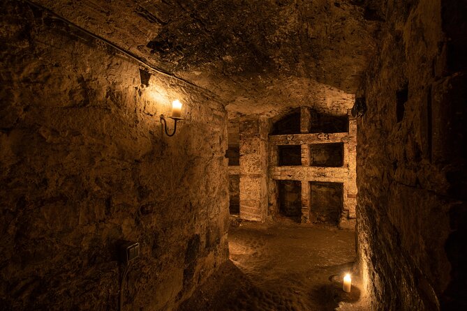 Multi-Sensory Haunted Underground Vaults Tour in Edinburgh - Setting the scene at Mercat Cross High St