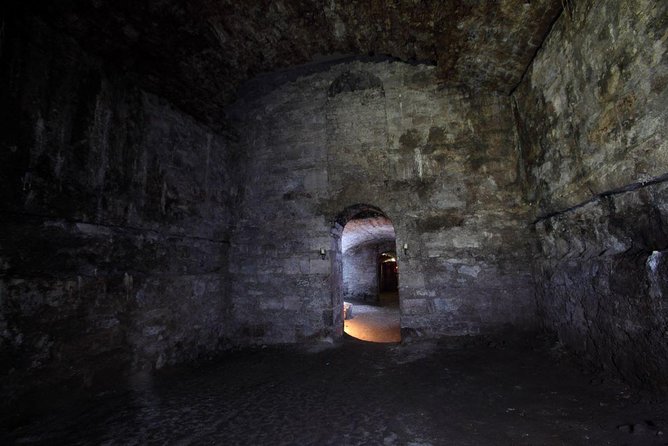 Multi-Sensory Small-Group Historic Vaults Tour in Edinburgh - Mercat Cross meetup, closes, and wynds before you go under