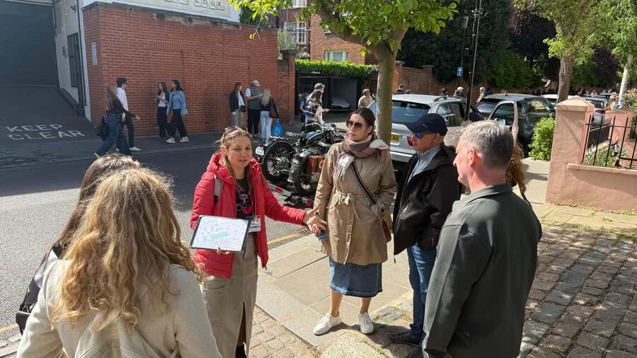 Notting Hill Walking Tour - The Blue Door and the Bookshop Linked to the Hugh Grant Story