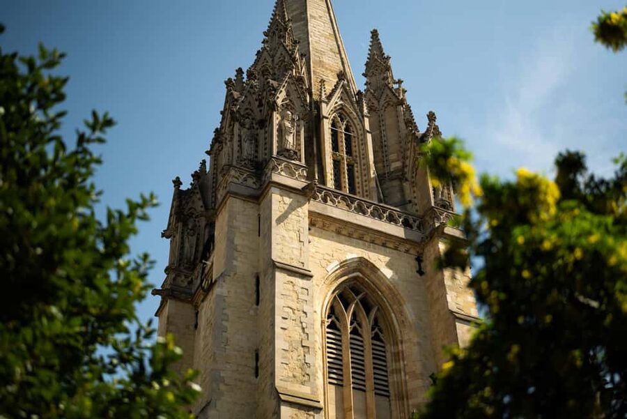 Oxford: Alumni-Led Walking & Punting Tour w/opt New College - The 1.5-hour Oxford University walking tour: stories tied to places