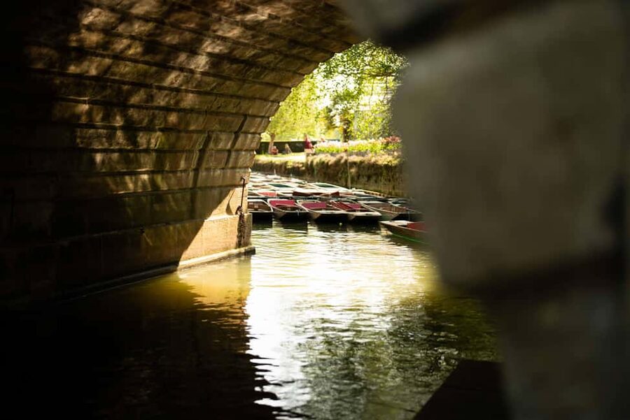 Oxford: Alumni-Led Walking & Punting Tour w/opt New College - Student life and college traditions: BOPS, secret societies, and old-school quirks