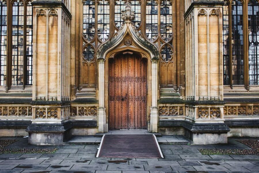 Oxford: Harry Potter Film Tour Led by University Alumni - Finding the Red Post Box Meeting Point in Central Oxford