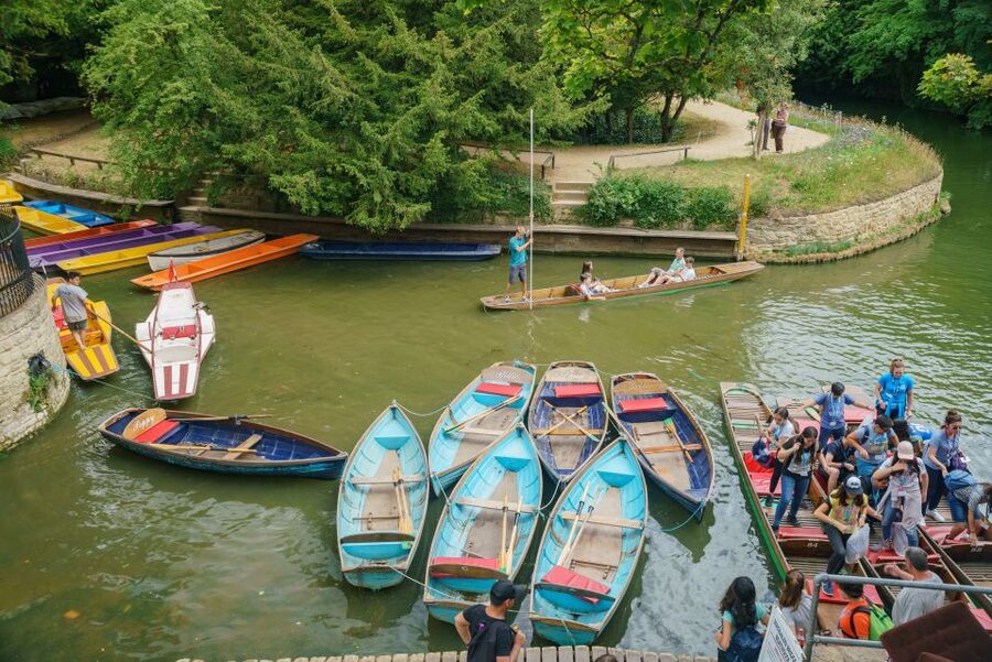 Oxford: Punting Tour on the River Cherwell - The River Cherwell and the Student Guide Storytelling Style