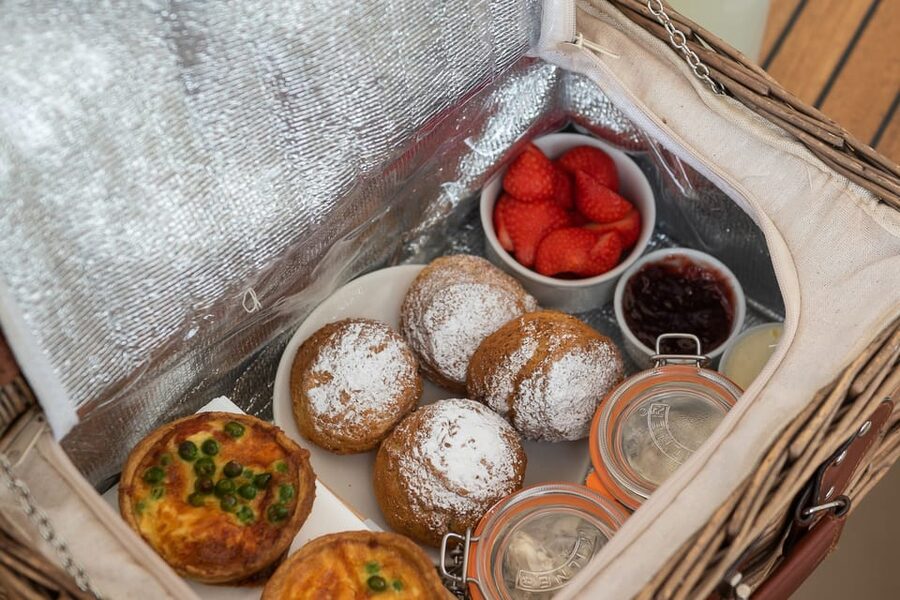 Oxford: Scenic Sightseeing Cruise with Gourmet Picnic - Passing the Thames lock and breaking at an 800-year-old riverside inn