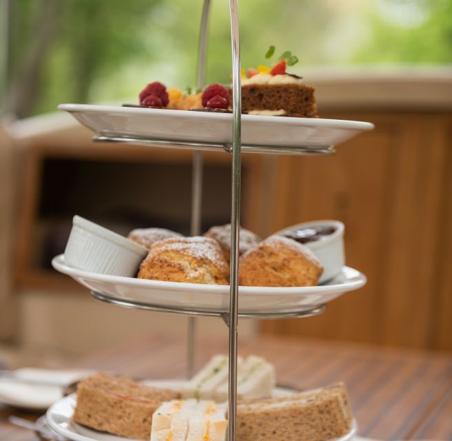 Oxford: Sightseeing River Cruise with Afternoon Tea - University Regatta course: rowers, punts, and the Oxford at-play feel