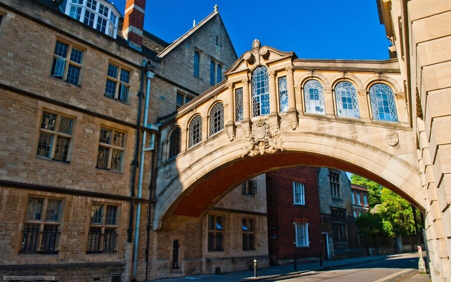 Oxford: University and City Walking Tour with Alumni Guide - Town stories that go beyond postcards, from ceremonies to burnings at the stake