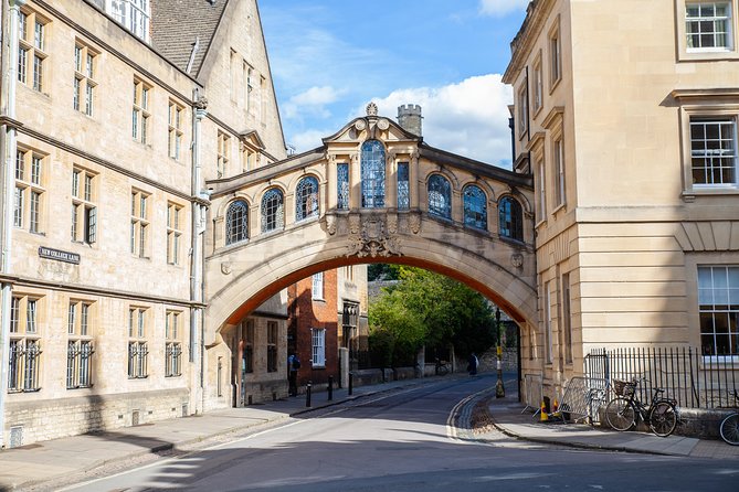Oxford University Walking Tour With University Alumni Guide - Weston Library: the modern entrance hall that contrasts with older Oxford