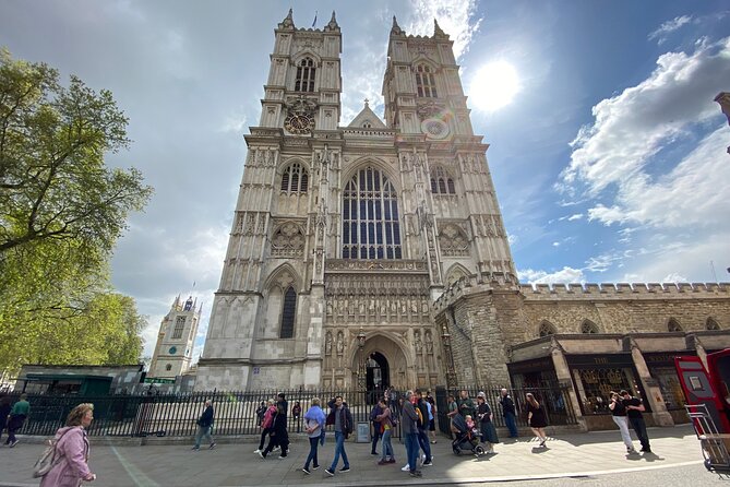 Priority Access Tour of Westminster Abbey with London Eye option - Your start in the Cellarium: coffee, pastries, and a calmer mindset